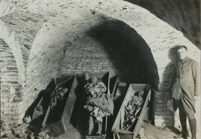 Зруйновані поховання в підземеллях костелу, 1924 